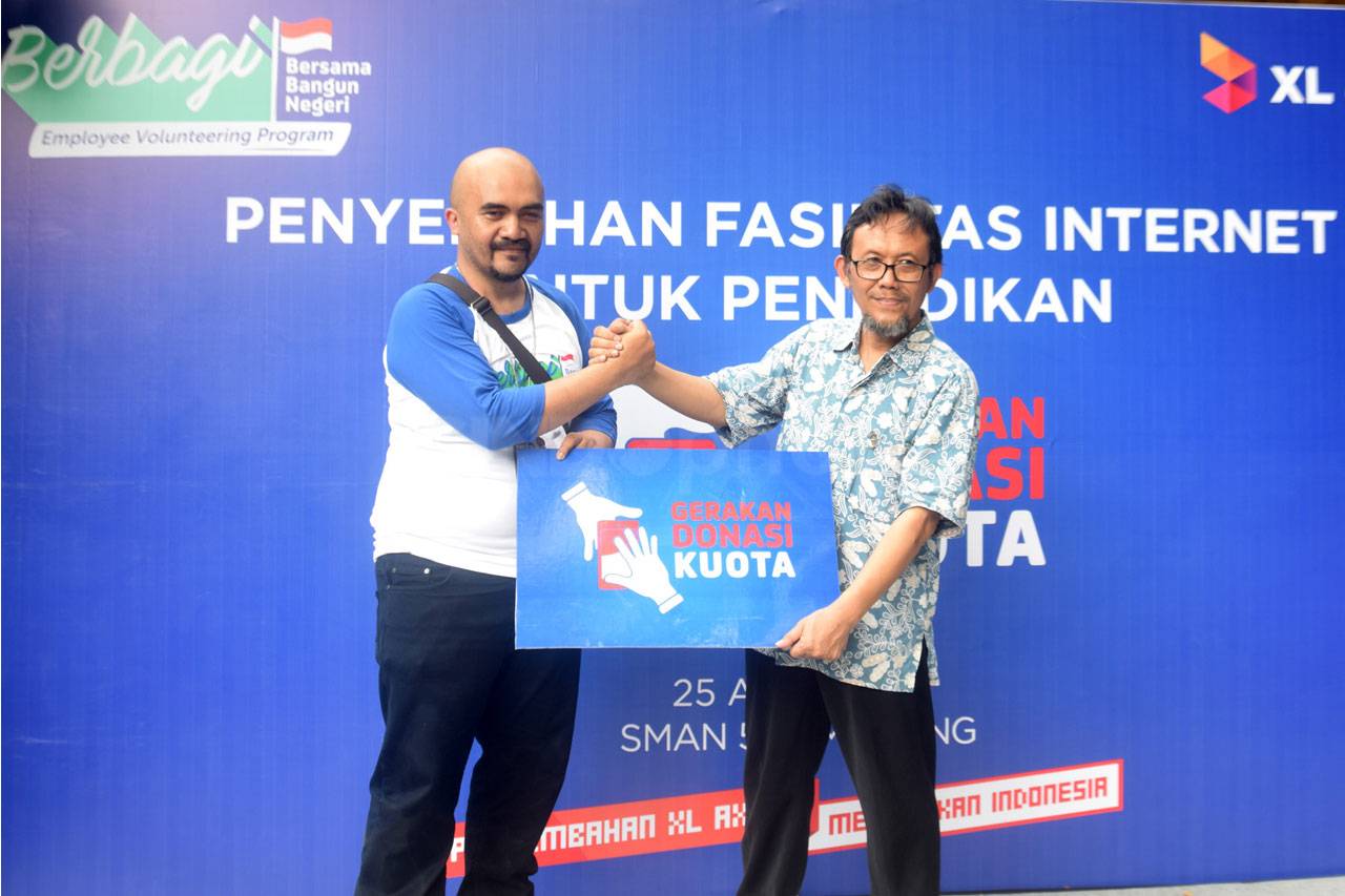 XL Axiata Serahkan Fasilitas...