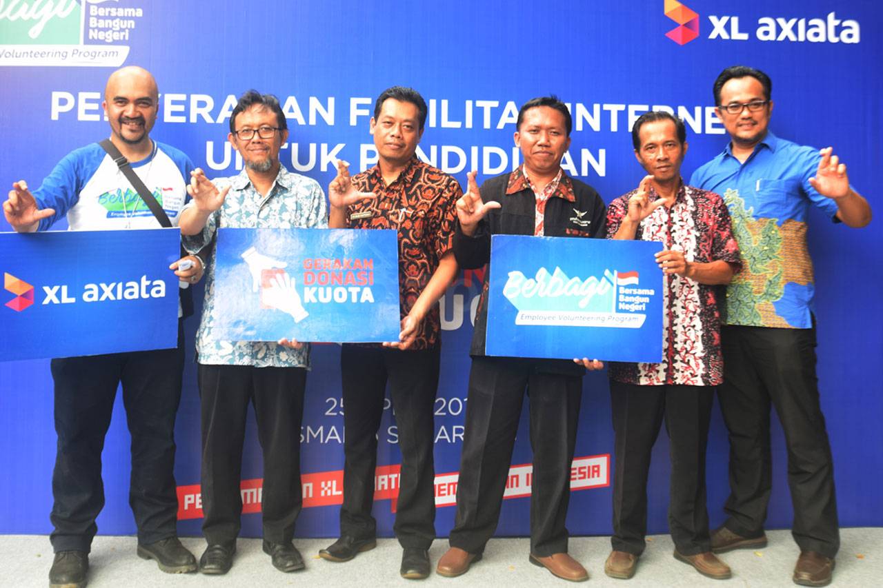 XL Axiata Serahkan Fasilitas...