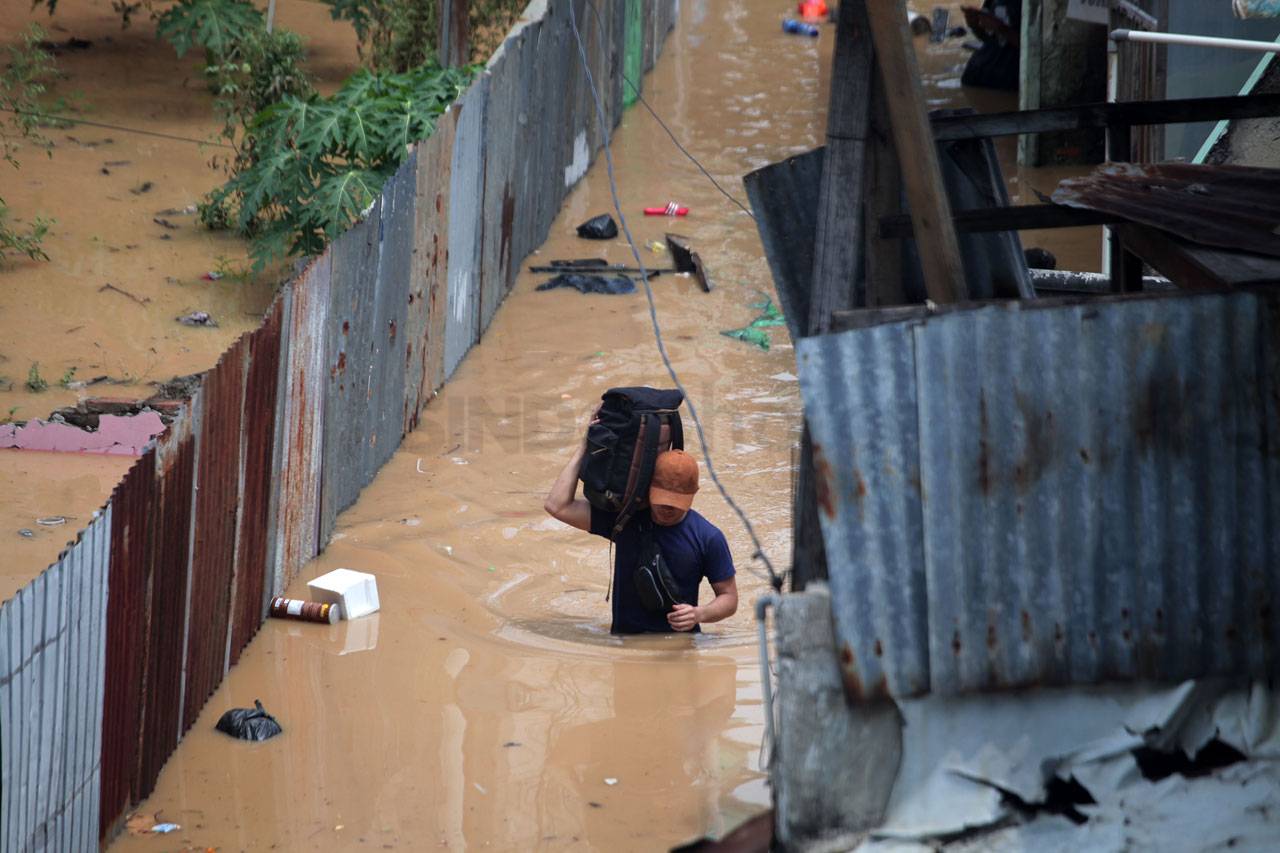 Banjir Rendam Ratusan...