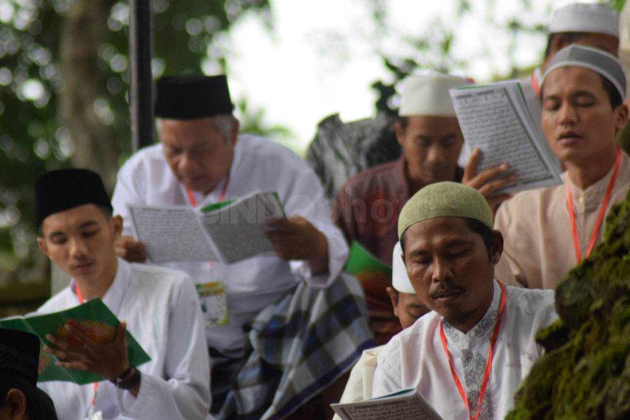 Ribuan Warga Hadiri...
