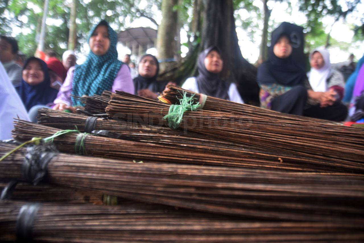 Ribuan Warga Hadiri...
