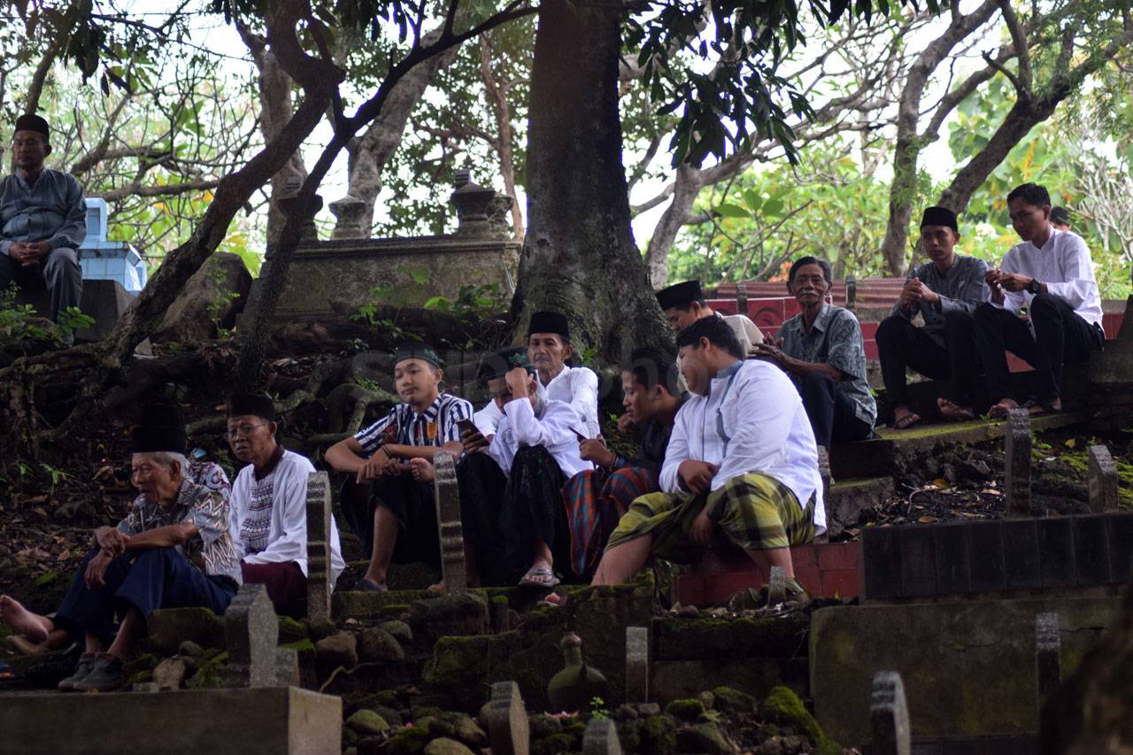 Ribuan Warga Hadiri...