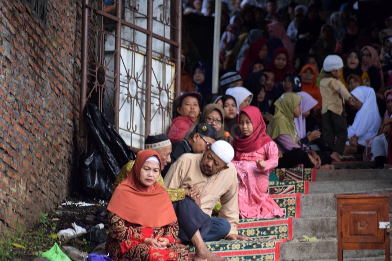 Ribuan Warga Hadiri...
