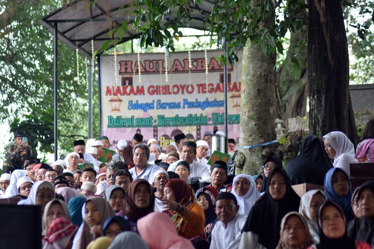 Ribuan Warga Hadiri...