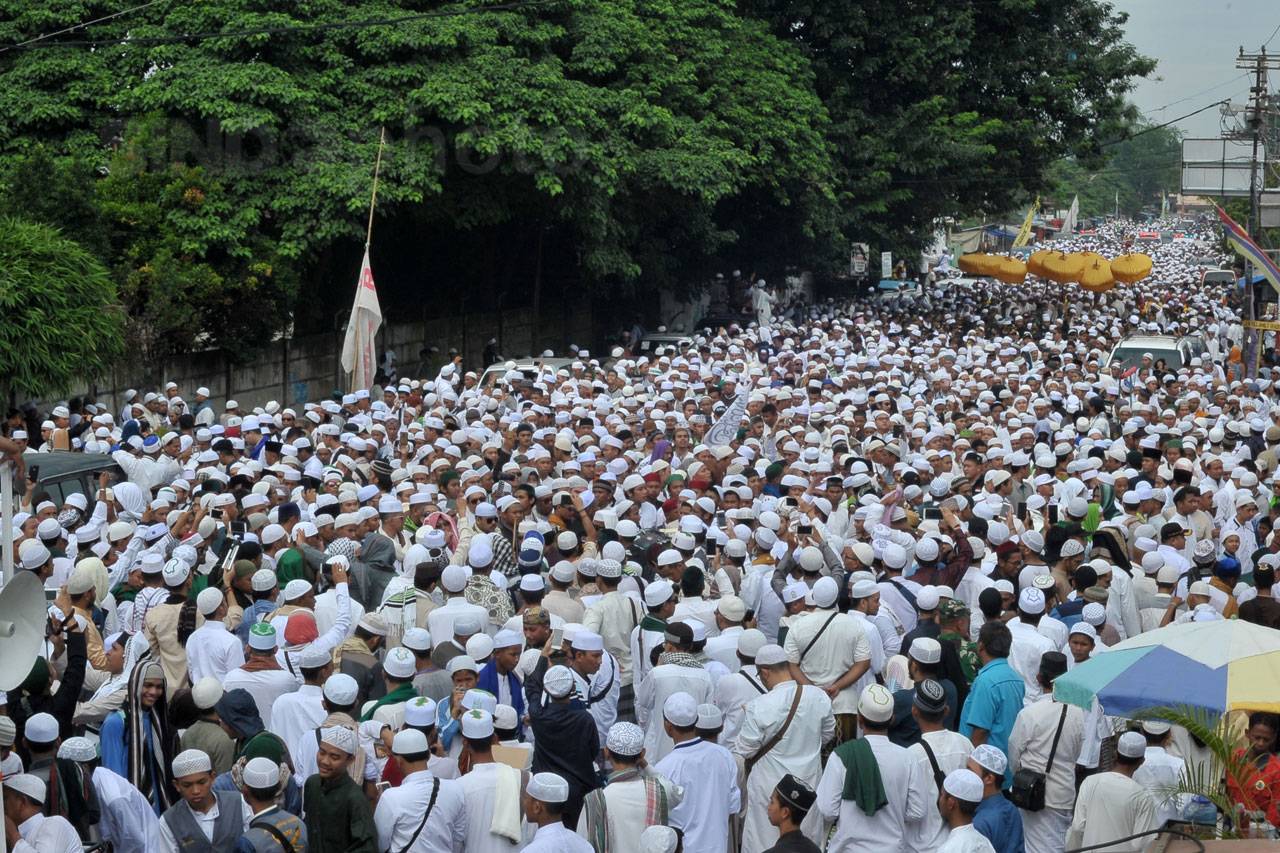 Ribuan Orang Ikuti Puncak...