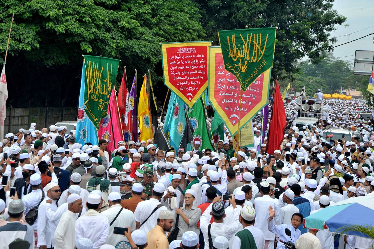 Ribuan Orang Ikuti Puncak...