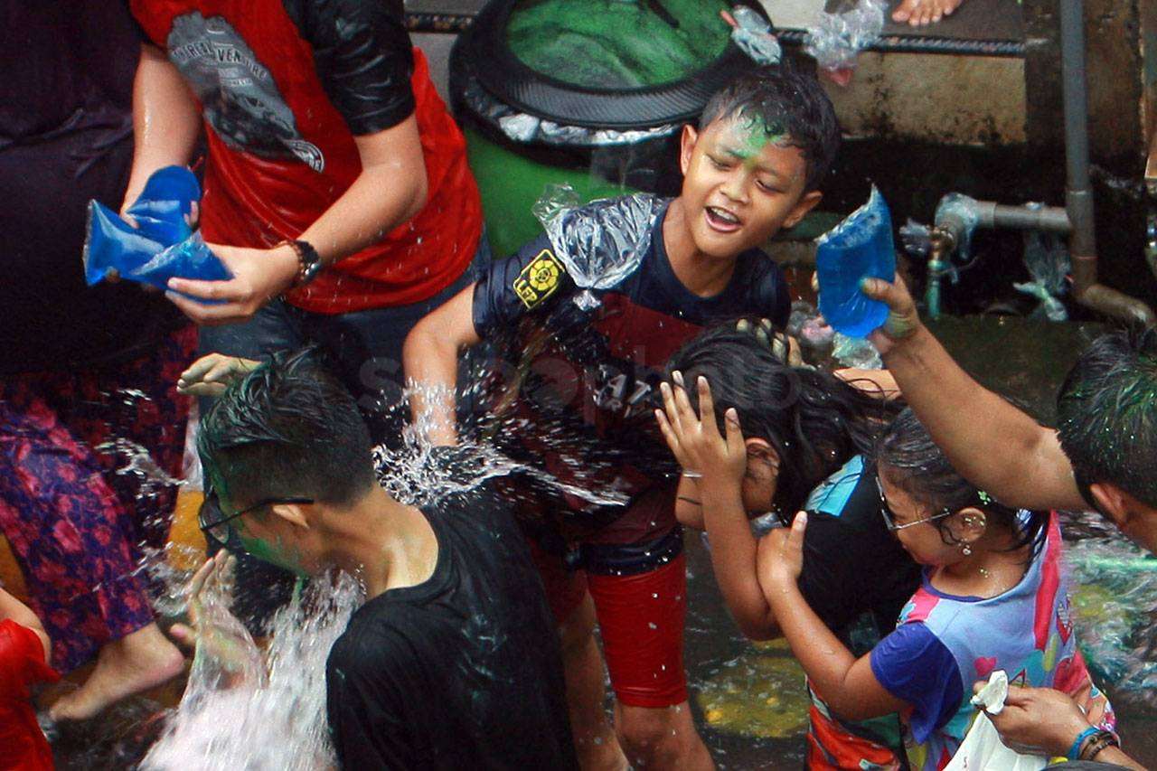 Tradisi Gebyuran Sambut...