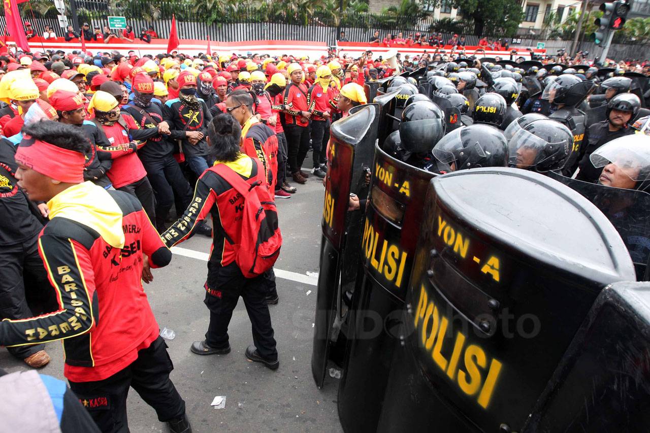 Ribuan Buruh Longmarch...