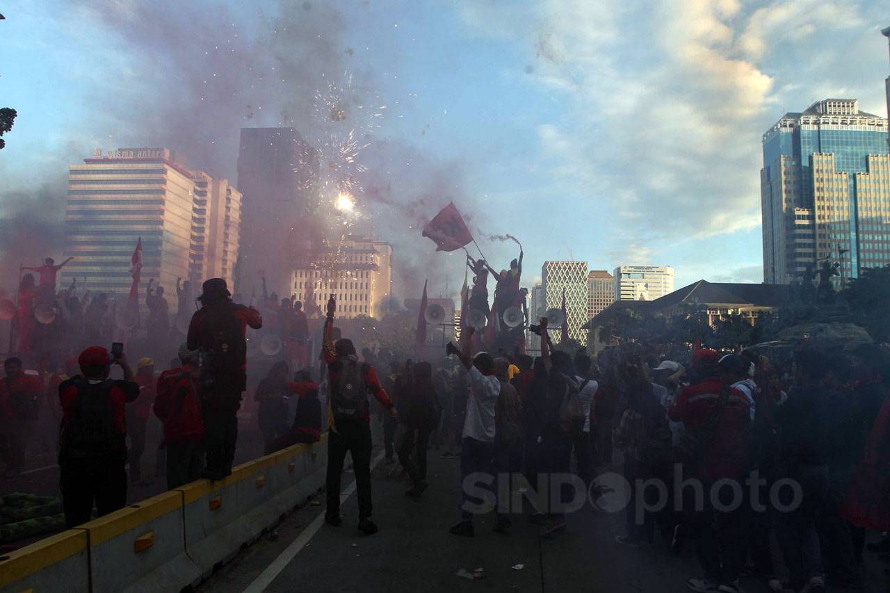 Nyalakan Flare dan Kembang...