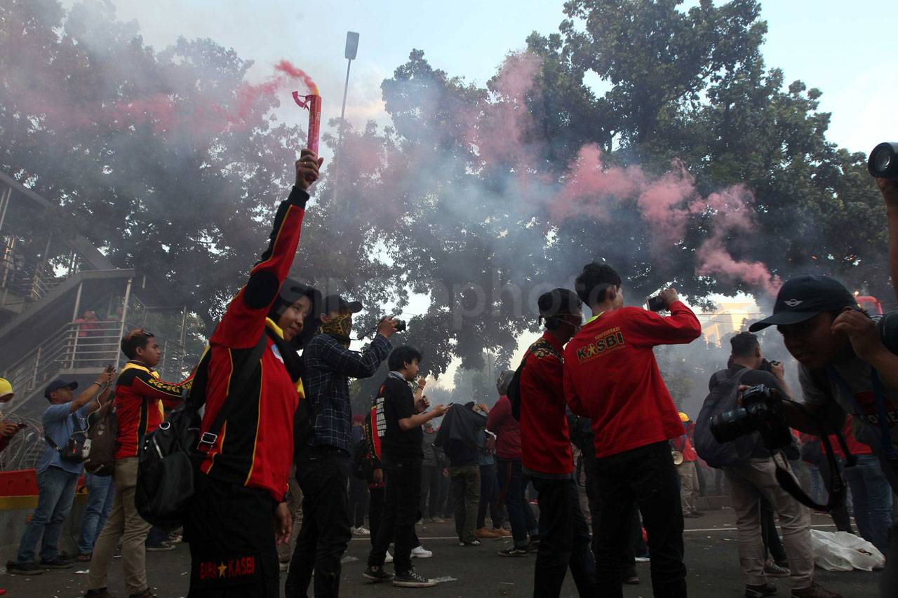 Nyalakan Flare dan Kembang...