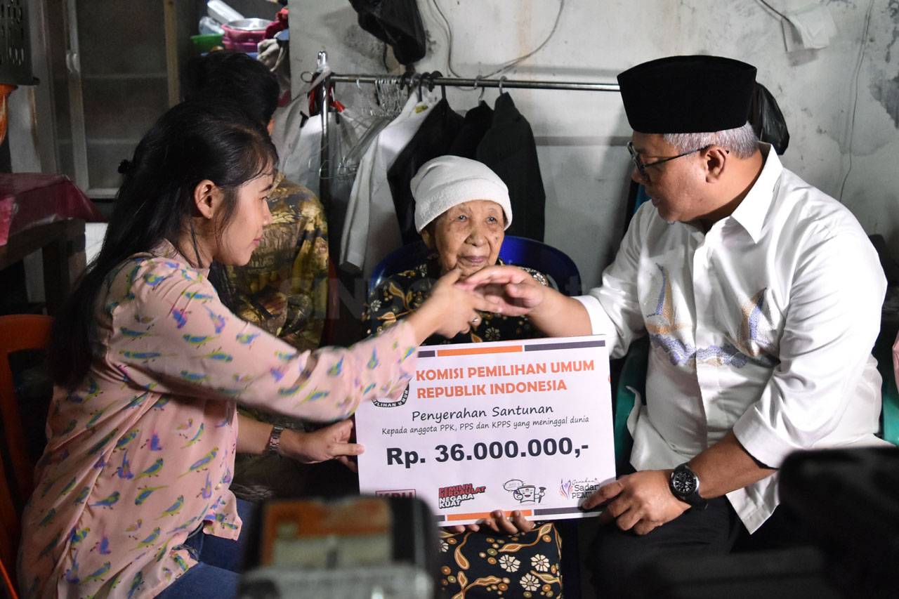 KPU Serahkan Santunan...