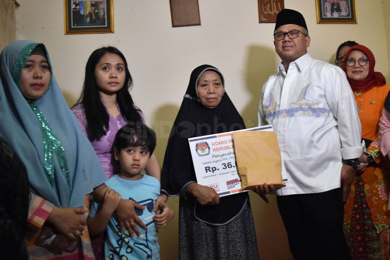 KPU Serahkan Santunan...