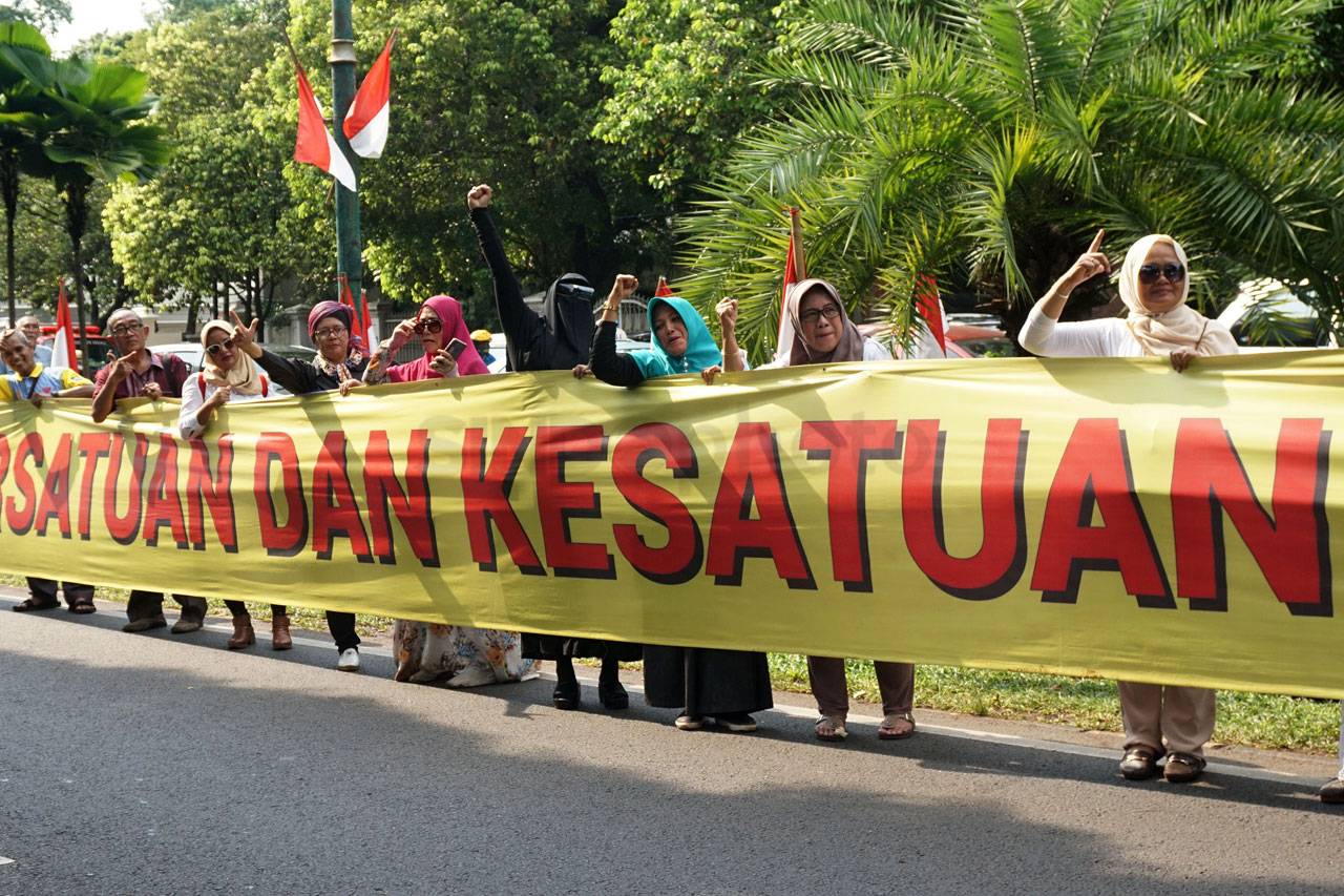 Relawan dan Emak-Emak...