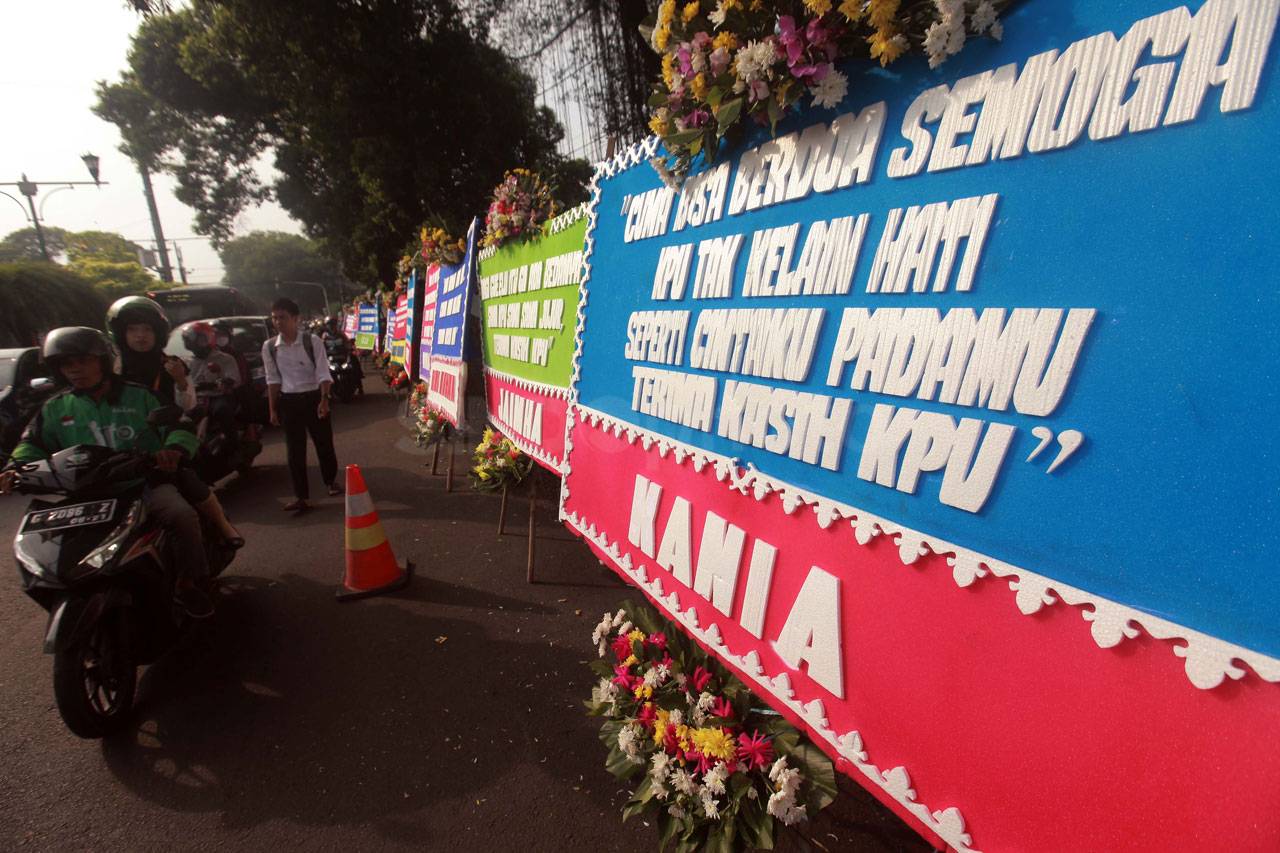 Karangan Bunga Ucapan...