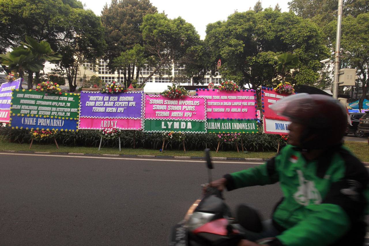Karangan Bunga Ucapan...