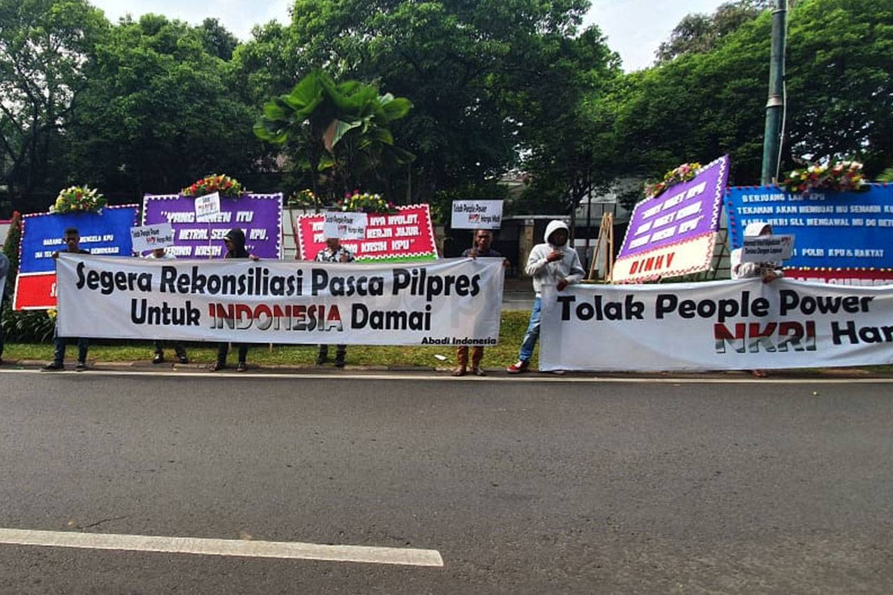 Aktivis Gelar Aksi Dukung...