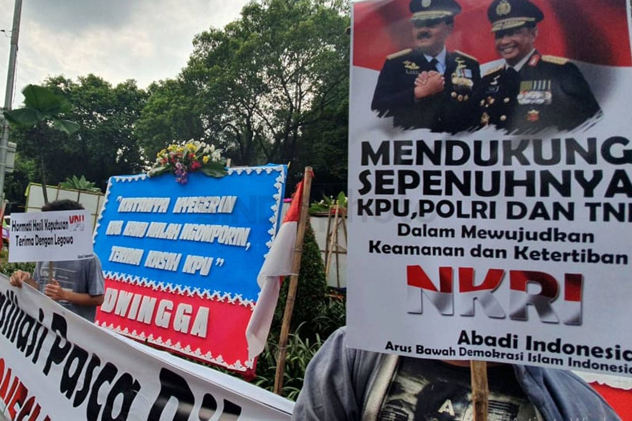 Aktivis Gelar Aksi Dukung...