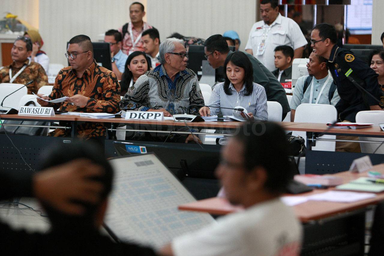 KPU Gelar Rapat Pleno...