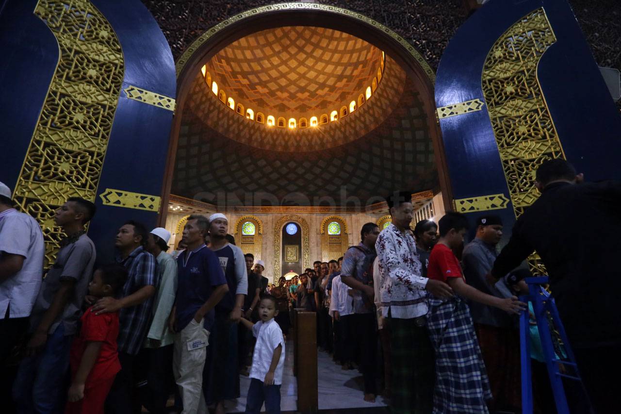 Masjid Al-Akbar Surabaya...