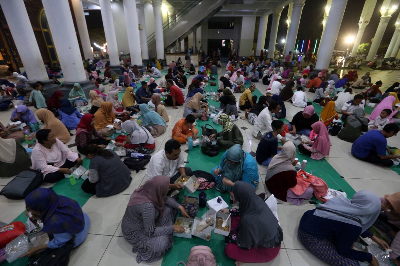 Masjid Al-Akbar Surabaya...