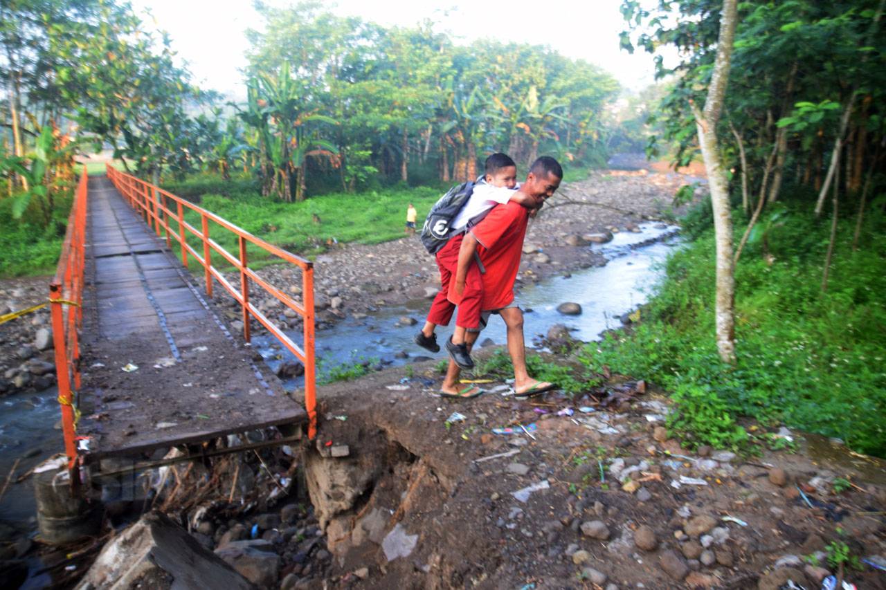 Menyeberangi Jembatan...