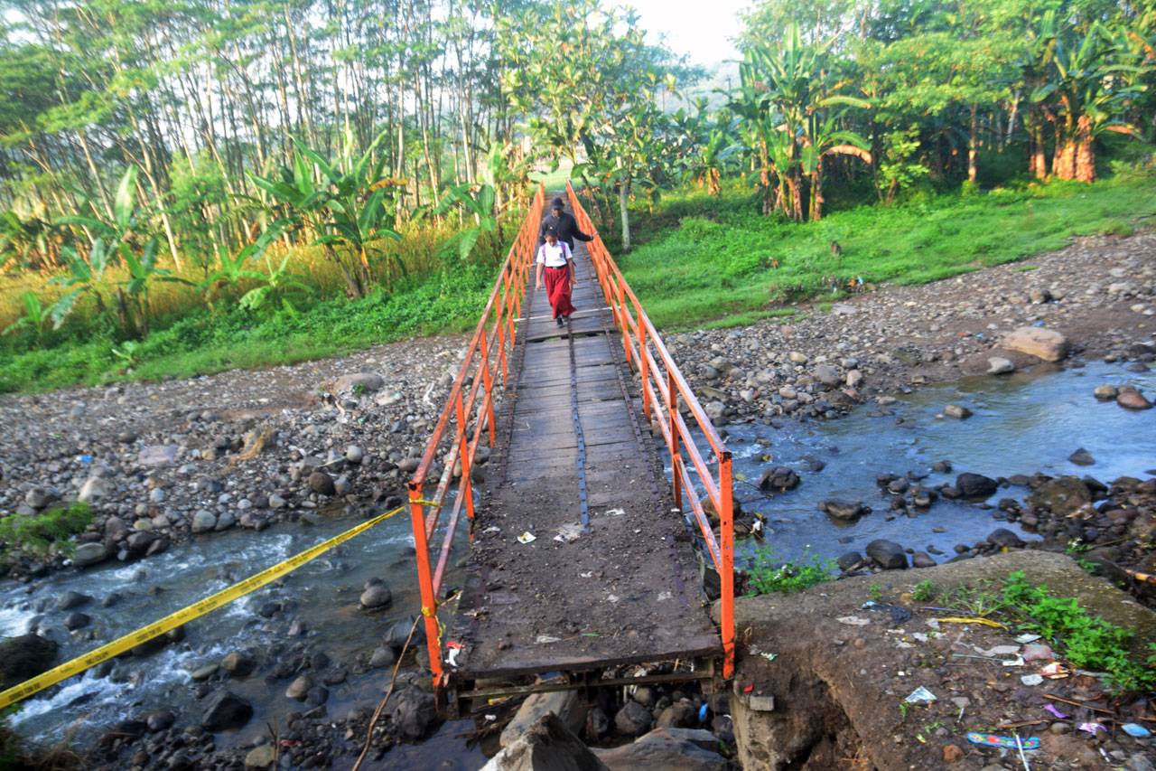 Menyeberangi Jembatan...