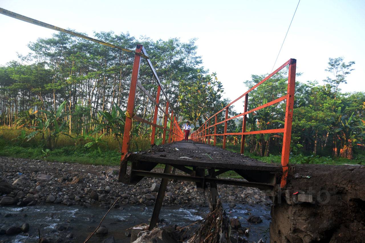 Menyeberangi Jembatan...
