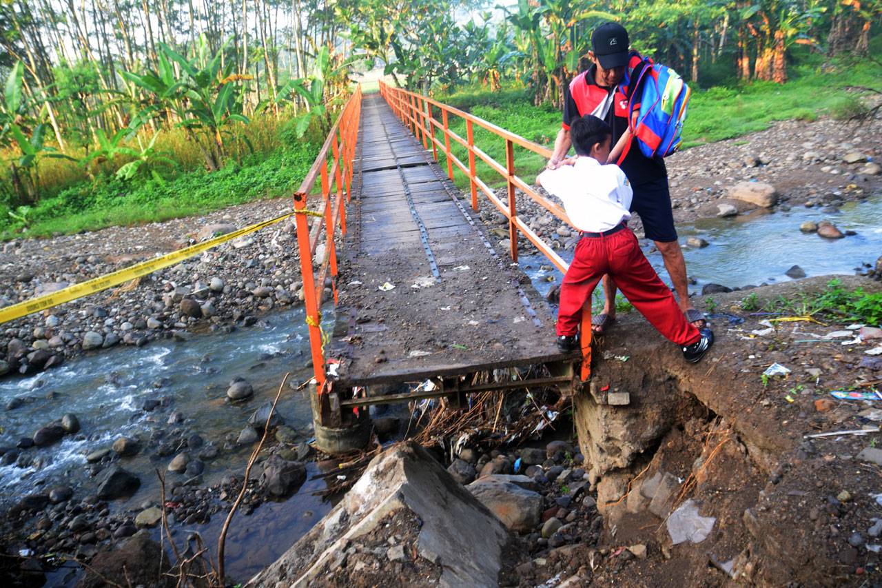 Menyeberangi Jembatan...