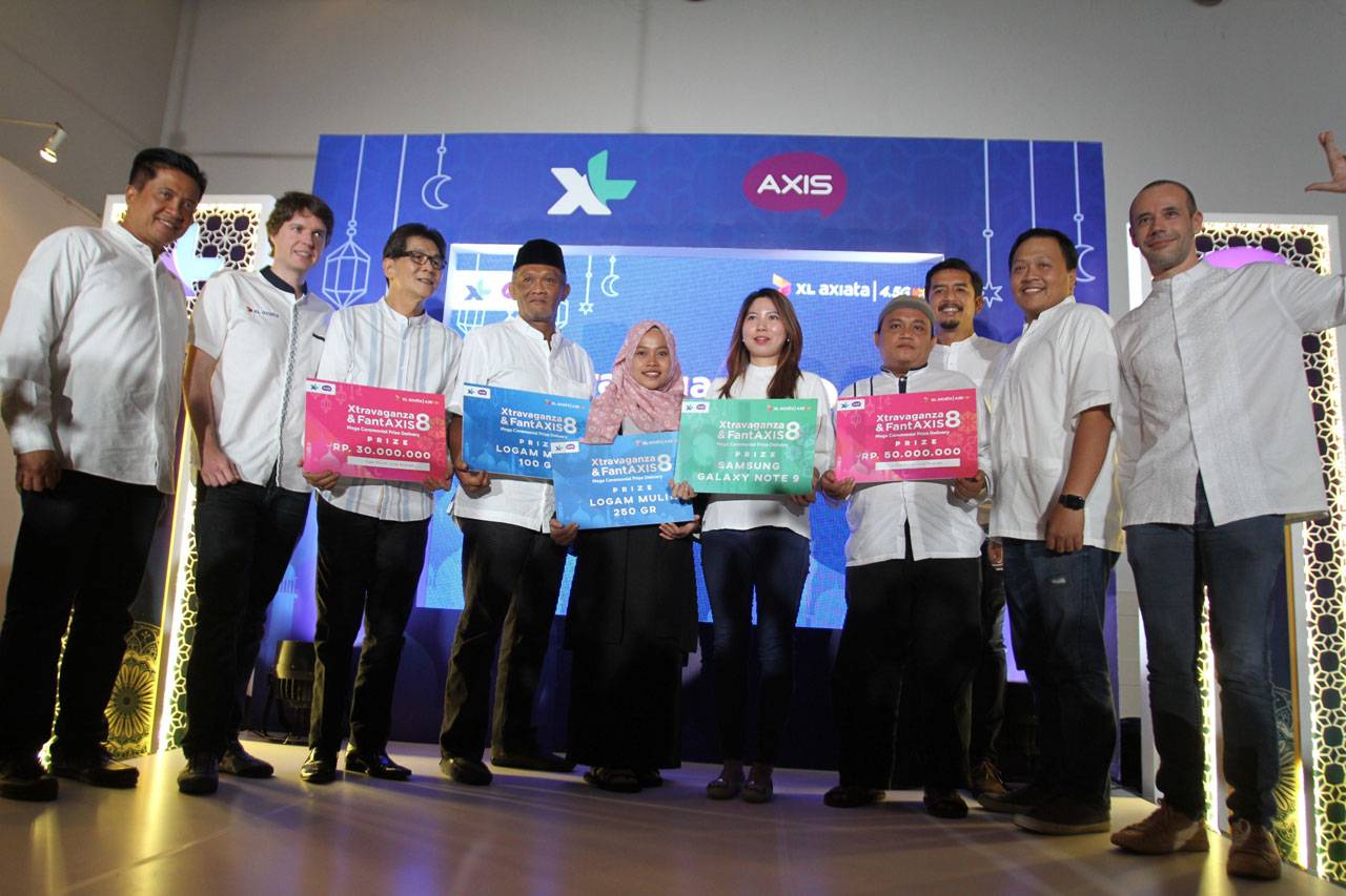 XL Axiata Serahkan Hadiah...