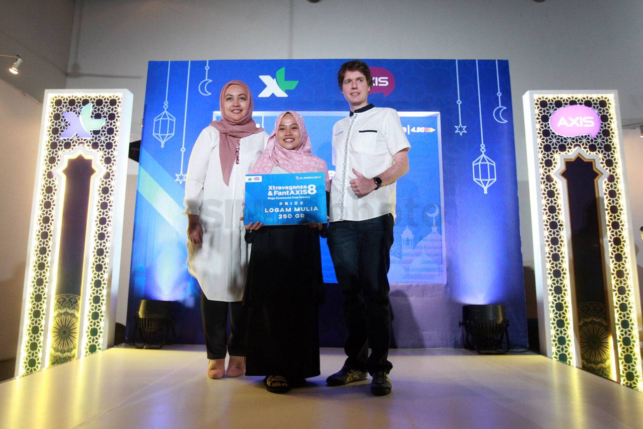 XL Axiata Serahkan Hadiah...