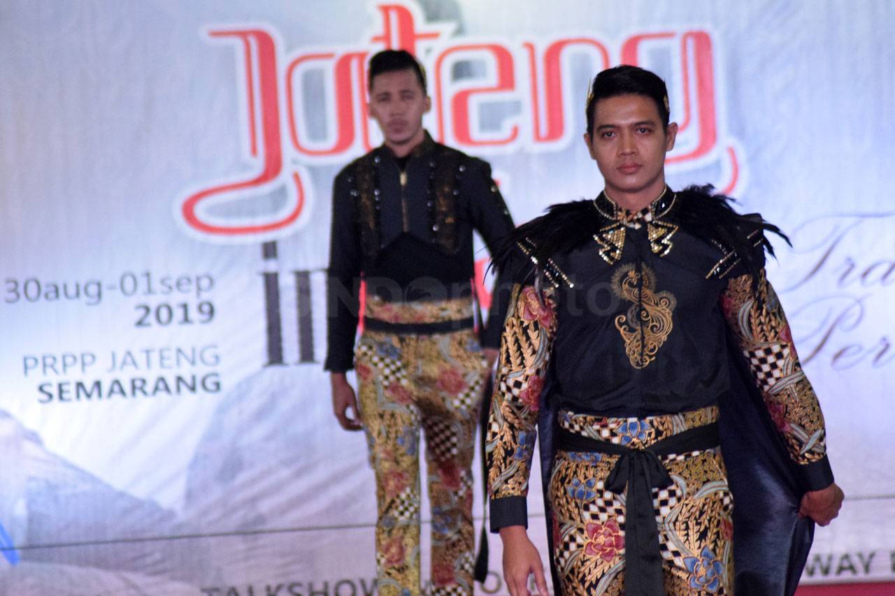Peragaan Busana Meriahkan...