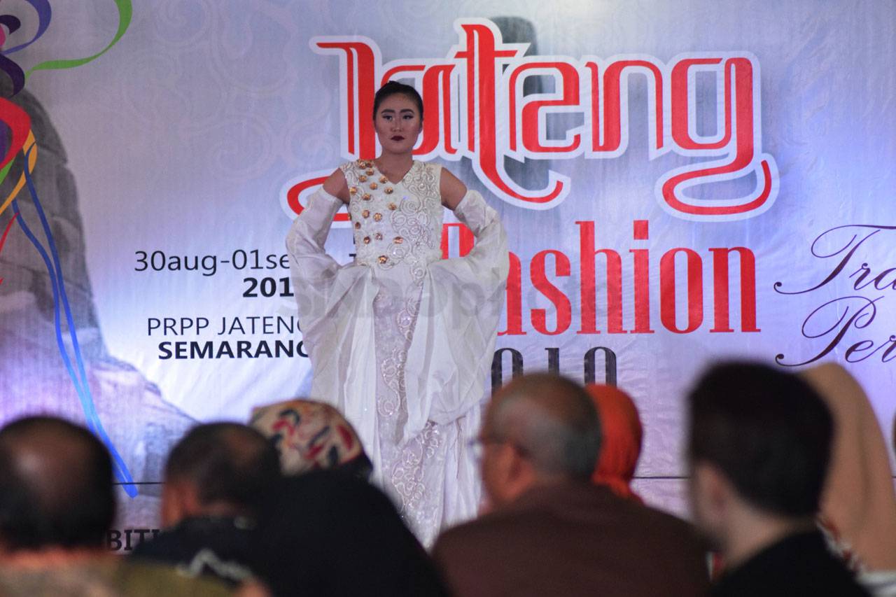 Peragaan Busana Meriahkan...