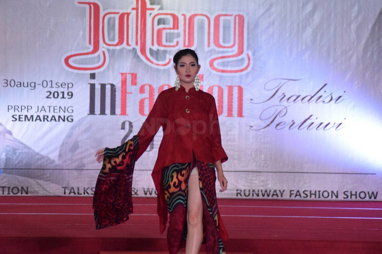 Peragaan Busana Meriahkan...