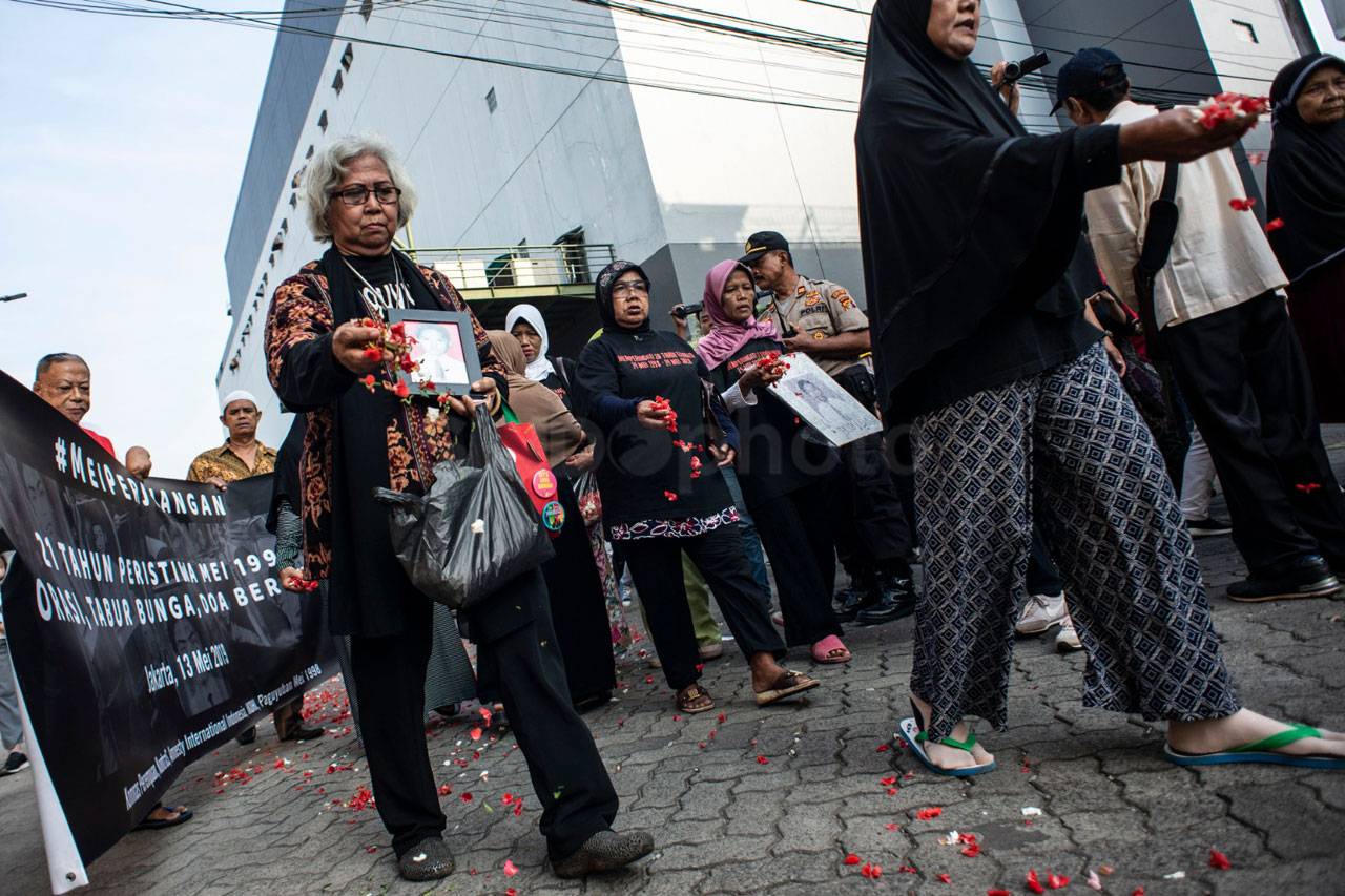 Keluarga Korban Peringati...