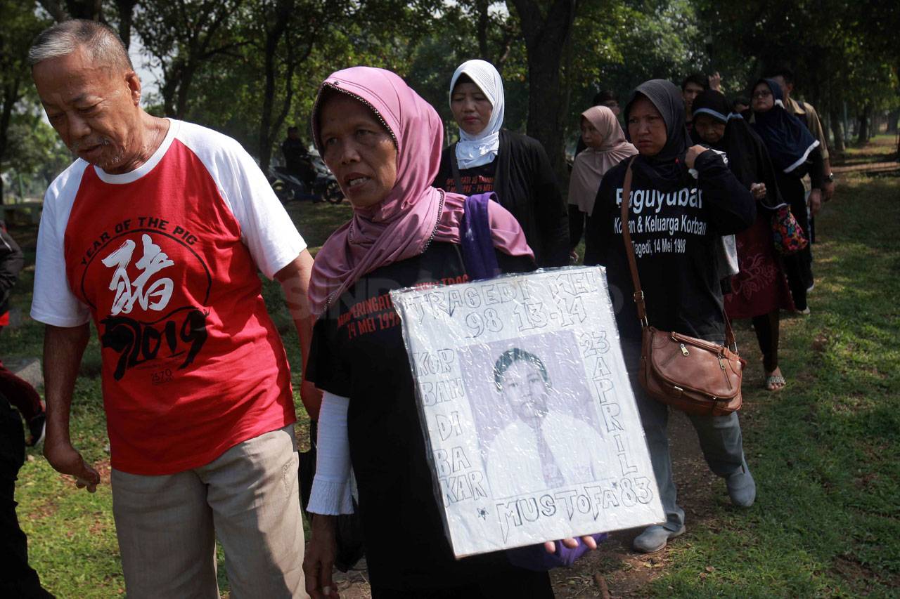 Keluarga Korban Peringati...