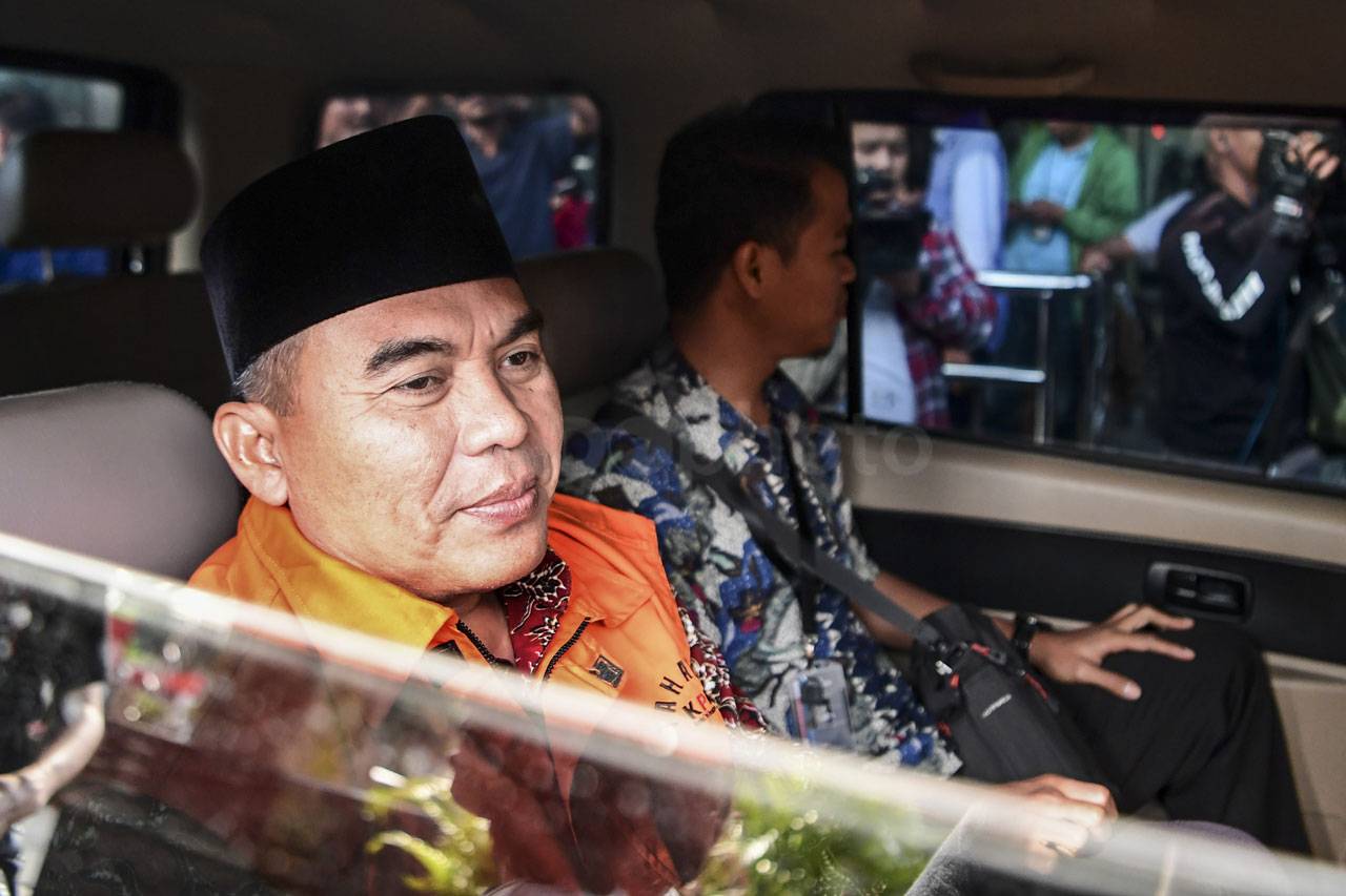 KPK Tahan Bupati Jepara...