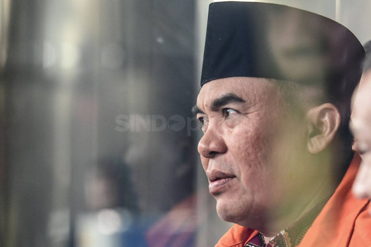 KPK Tahan Bupati Jepara...
