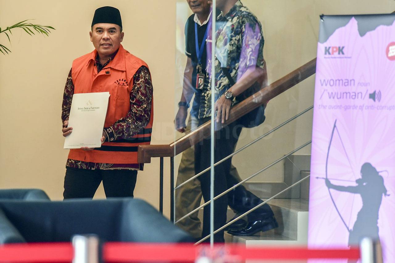 KPK Tahan Bupati Jepara...