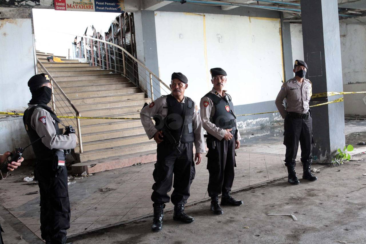 Polisi Olah TKP Pembunuhan...