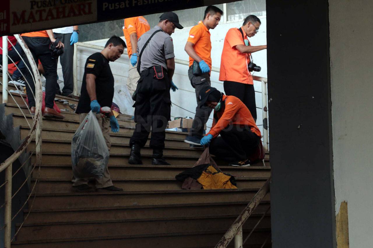 Polisi Olah TKP Pembunuhan...