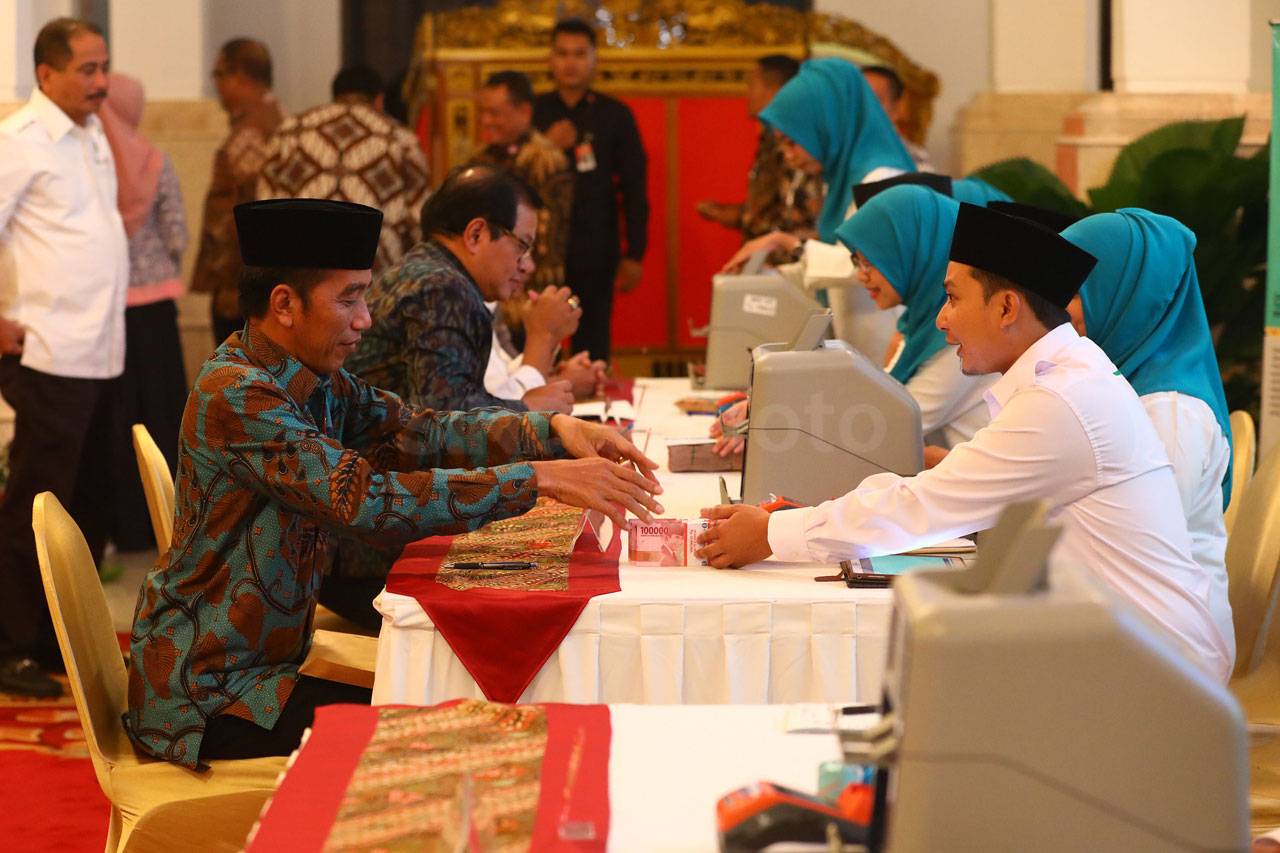 Presiden Jokowi Bayar...