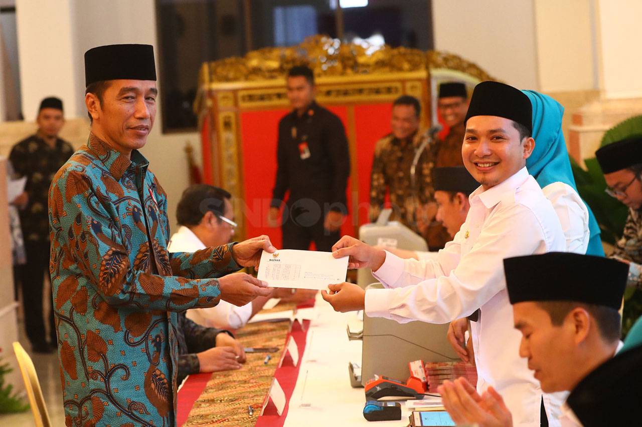 Presiden Jokowi Bayar...