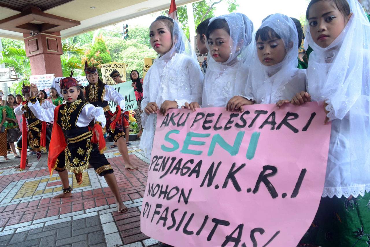 Pelaku Seni Tradisional...