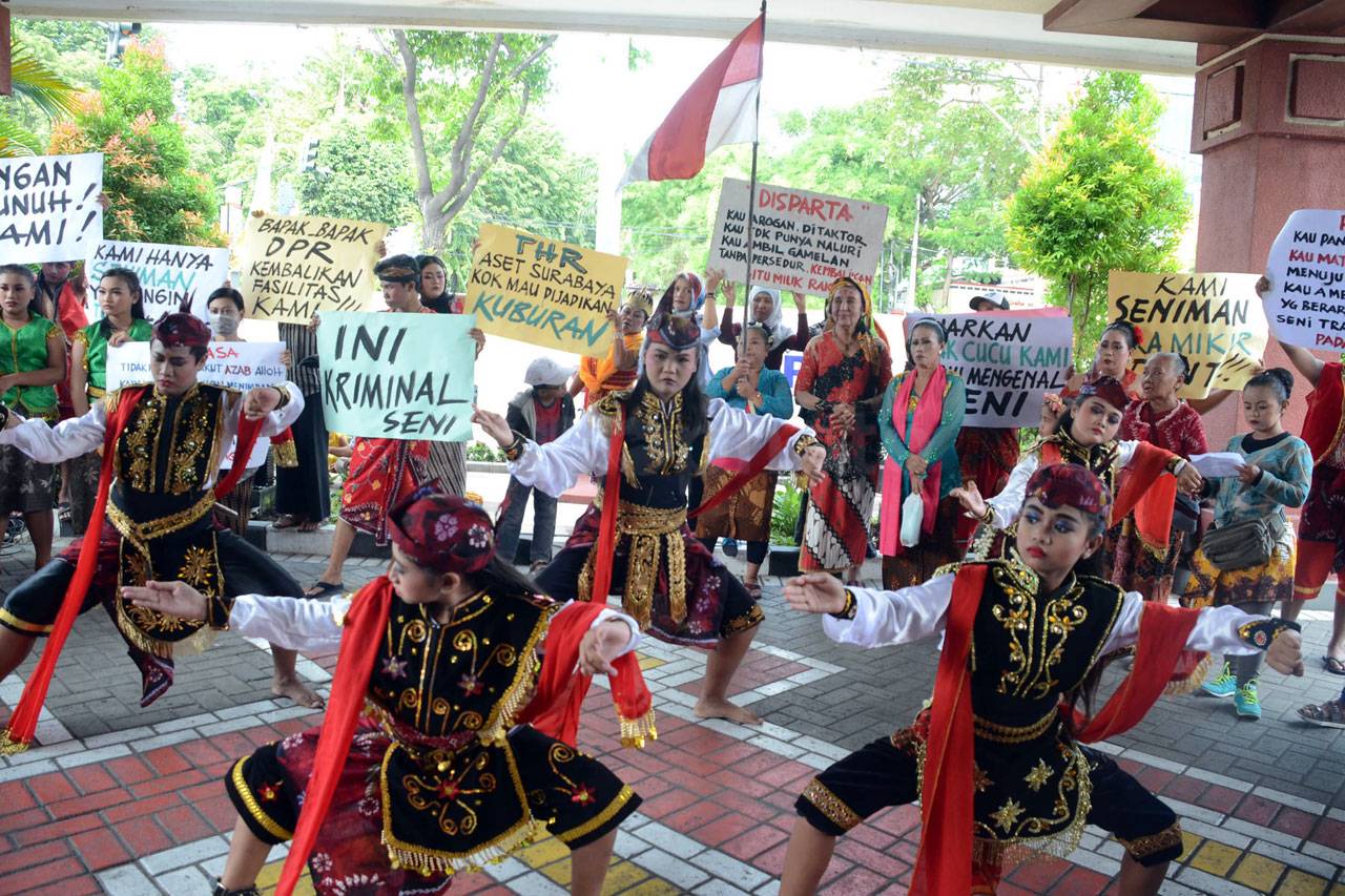 Pelaku Seni Tradisional...
