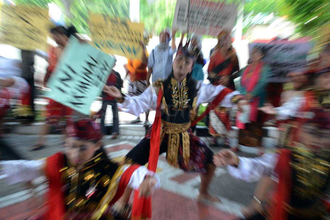 Pelaku Seni Tradisional...