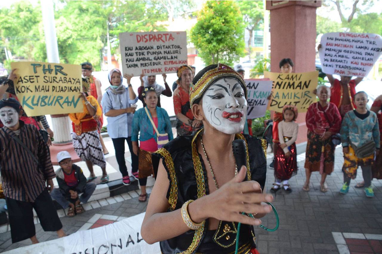 Pelaku Seni Tradisional...