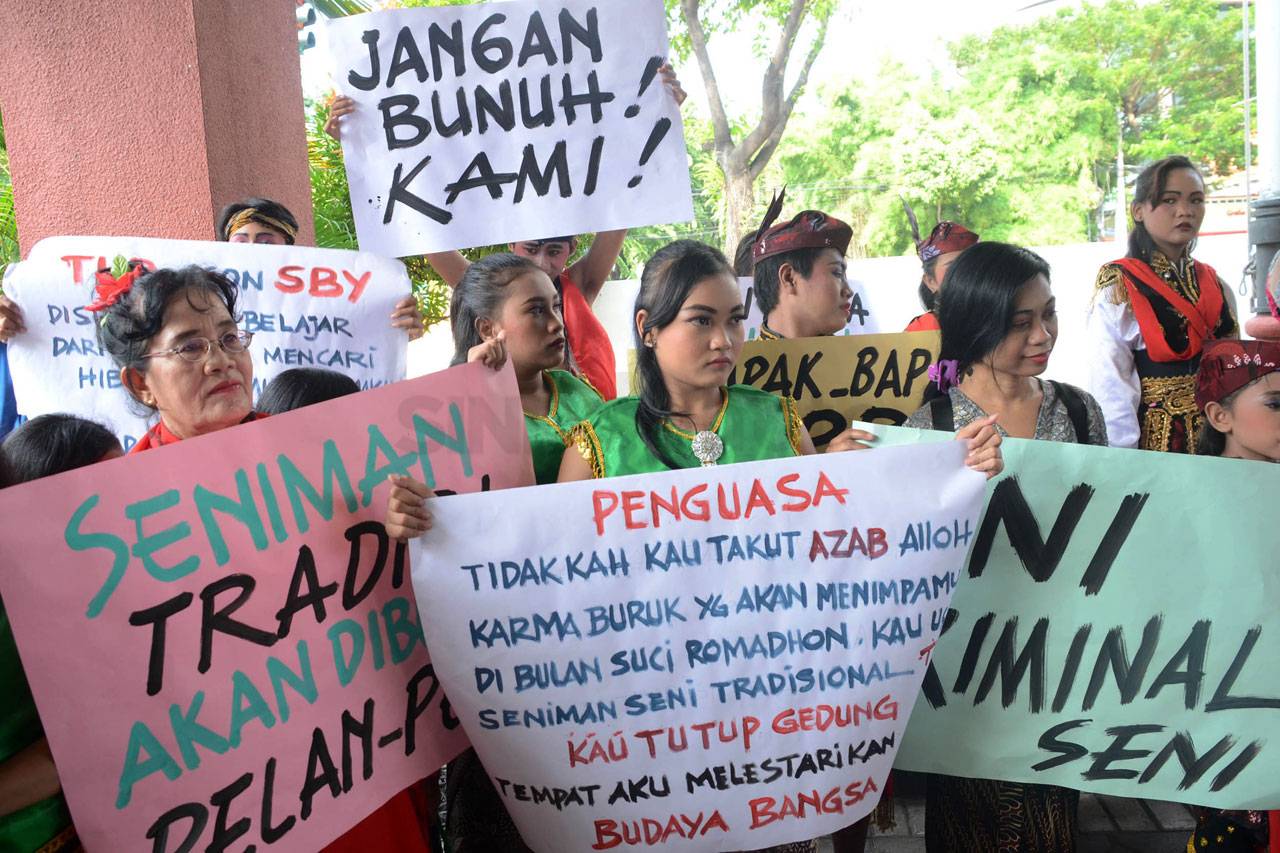 Pelaku Seni Tradisional...