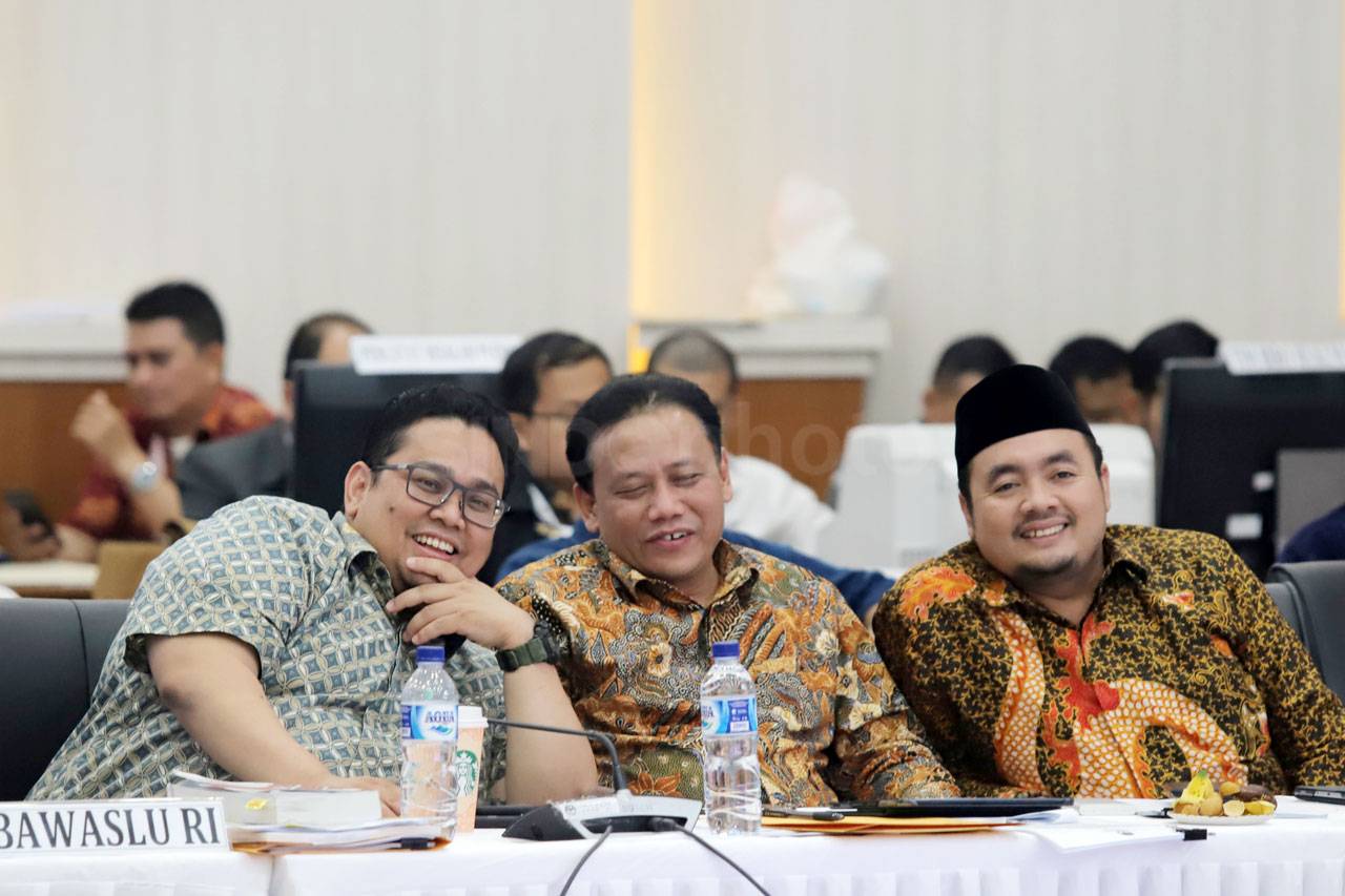 KPU Gelar Rapat Pleno...