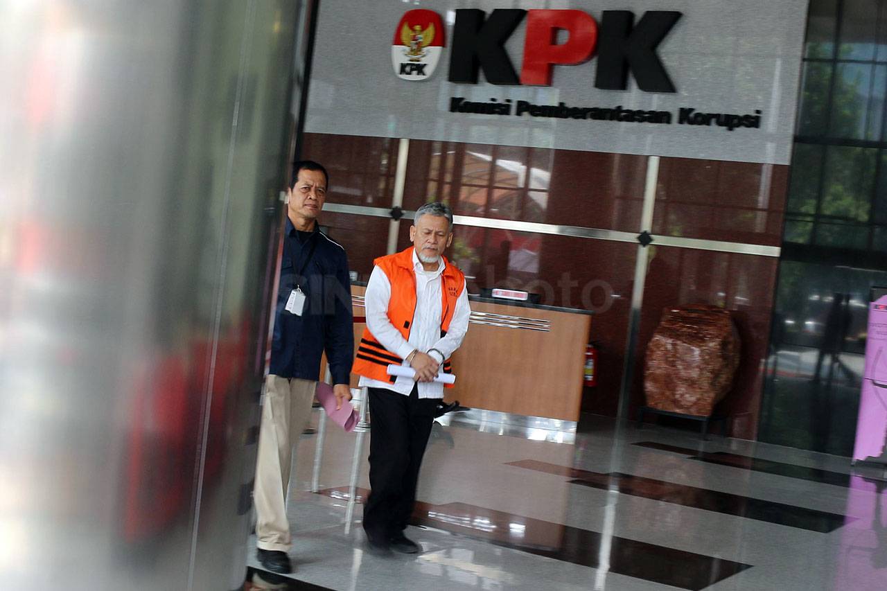 Diduga Terima Suap Rp50...