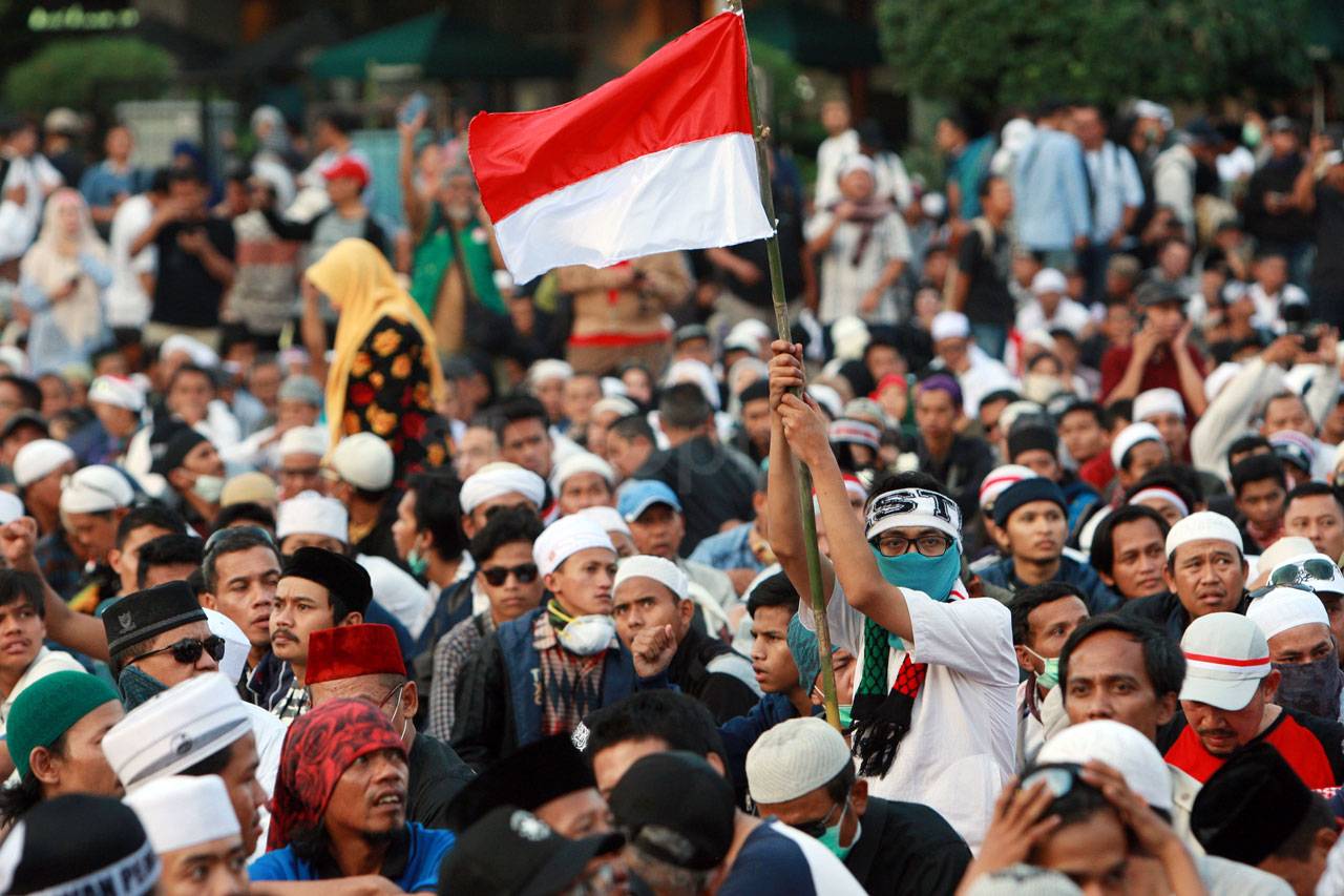 Ribuan Orang Ikuti Aksi...